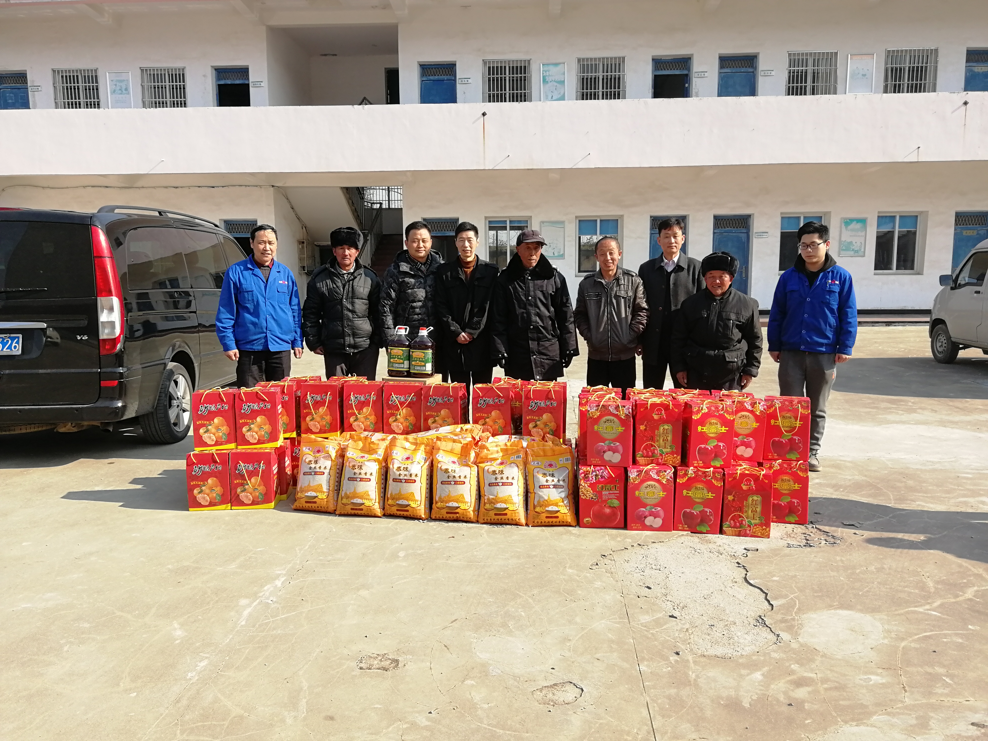 我司總經理慰問老峰敬老院老人