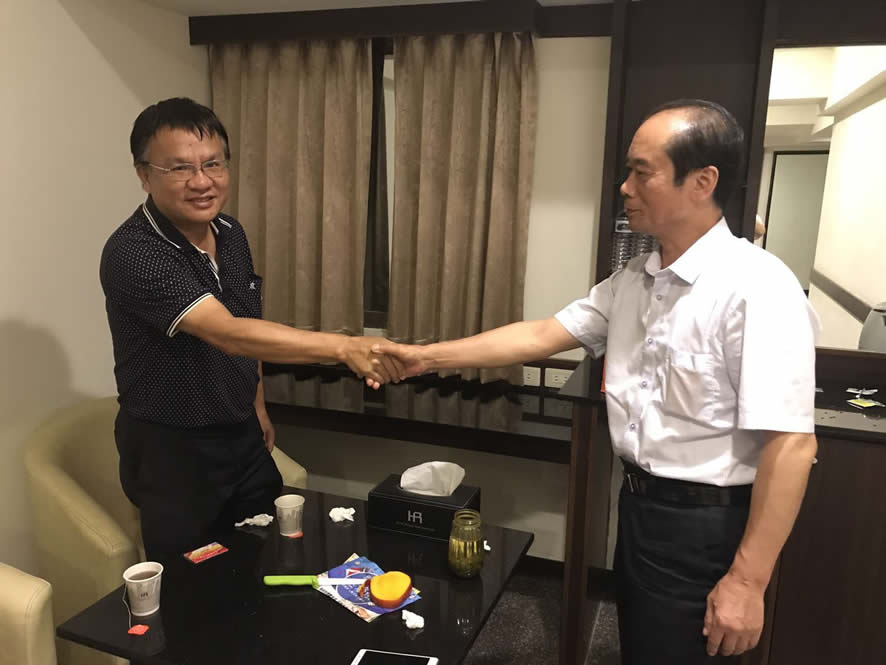 臺灣建翔富實業(yè)（股）公司董事長陳建昌在臺灣省臺中市會見我司董事會成員之一黃勇